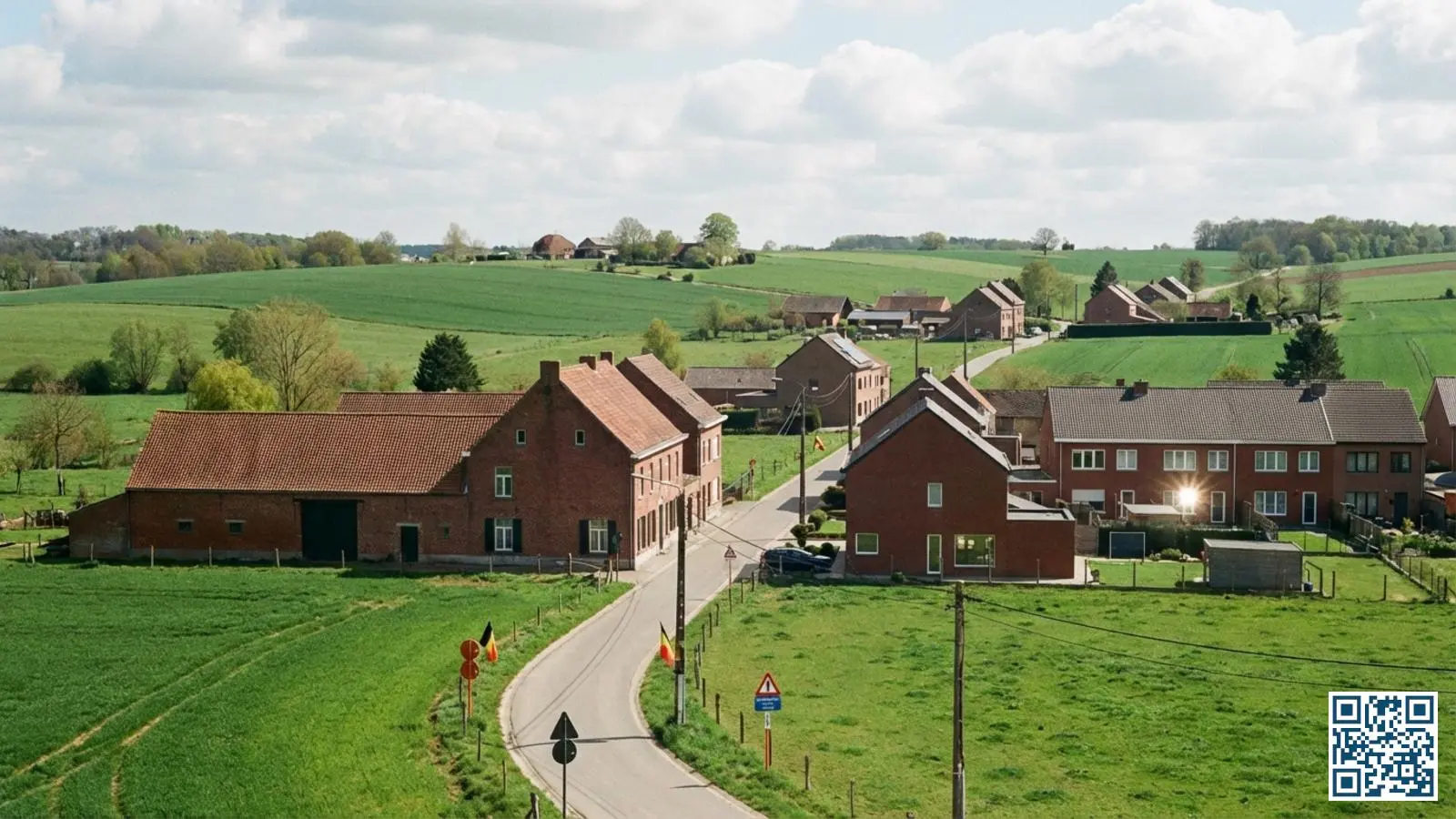 Typisch Vlaams-Brabants landschap met moderne rijwoningen en traditionele fermettes met HR-glas ramen op de voorgrond