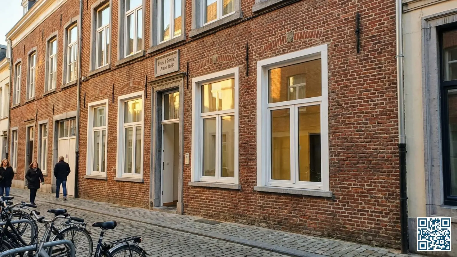 Historische Leuvense rijwoning met nieuw geplaatst HR-glas in witte kozijnen, typische universiteitsstad architectuur met rode bakstenen gevel