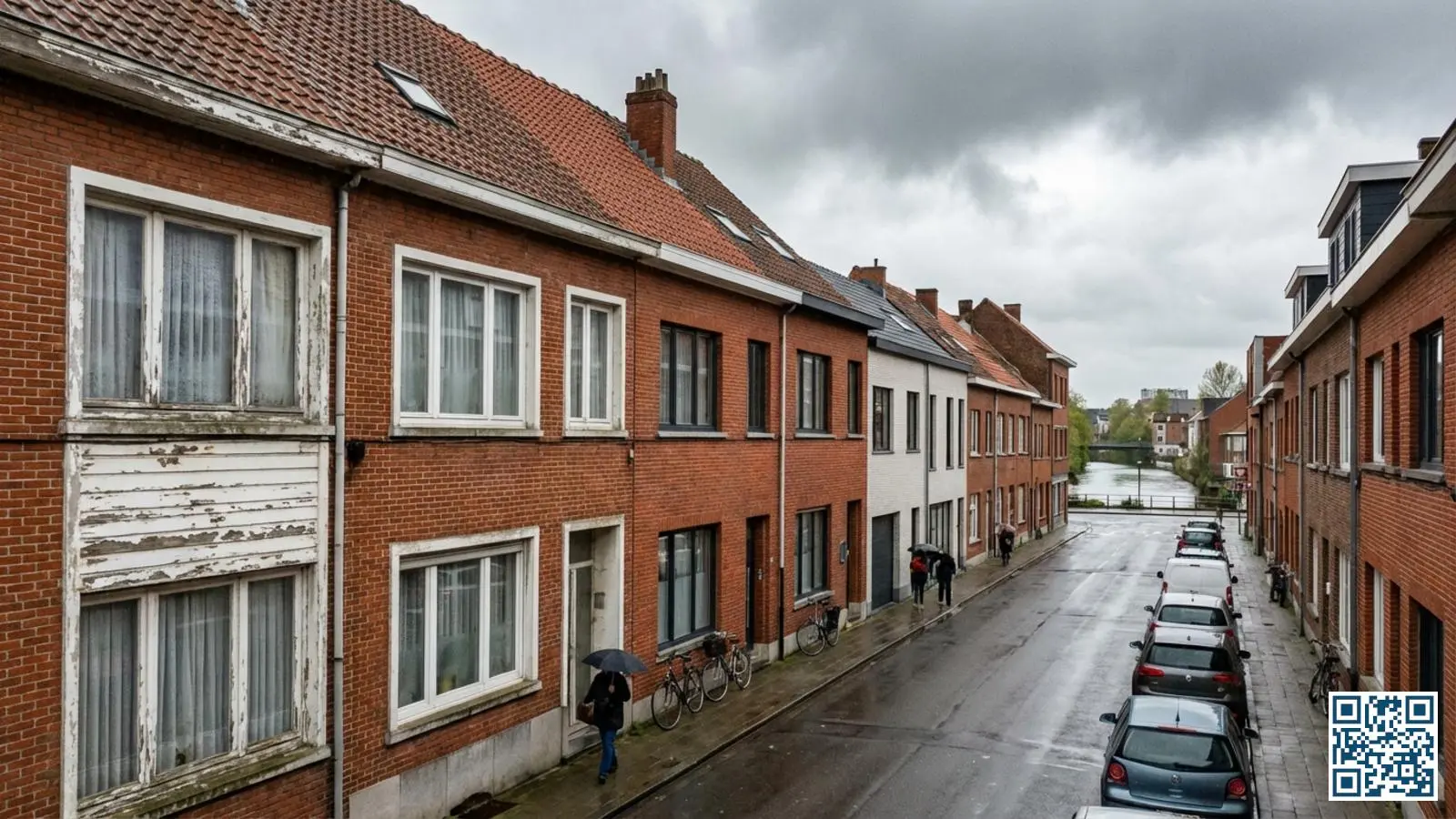 Straat met typische naoorlogse arbeiderswoningen en rijwoningen in Kortrijk met rode bakstenen gevels en witte kozijnen